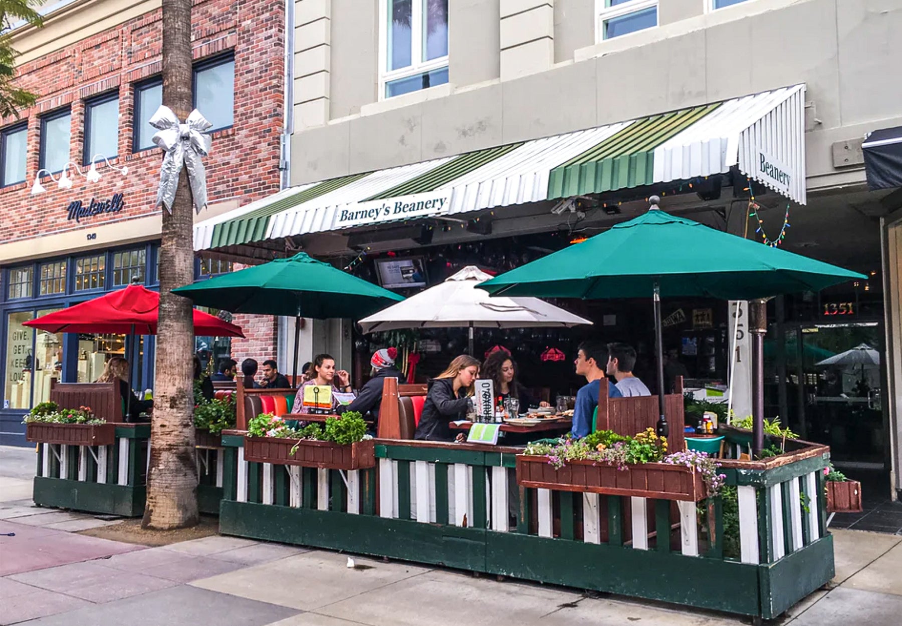 Selecting the Right Commercial Patio Umbrellas